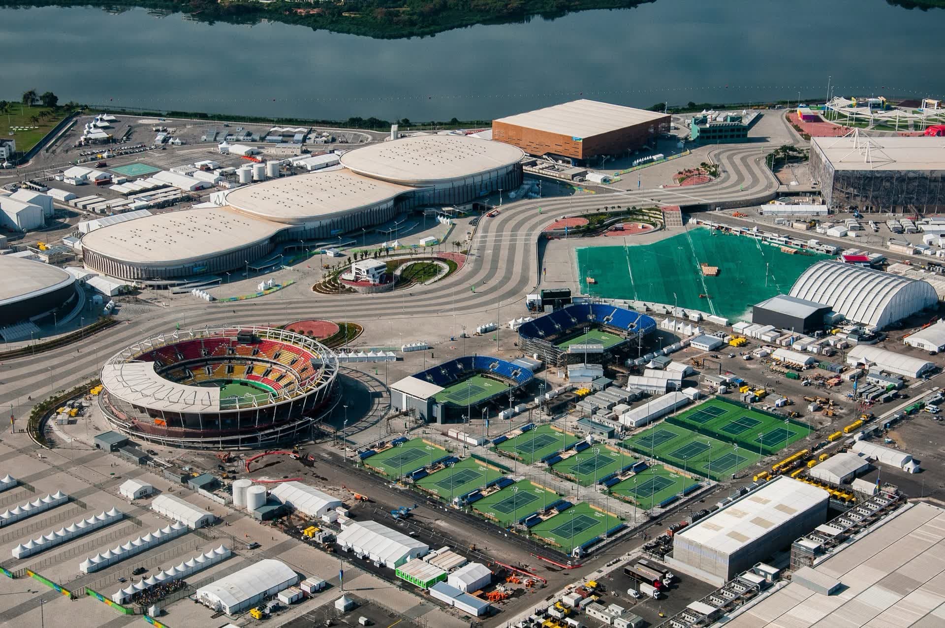 Vista aérea de un estadio y complejo de eventos entregado por Arena